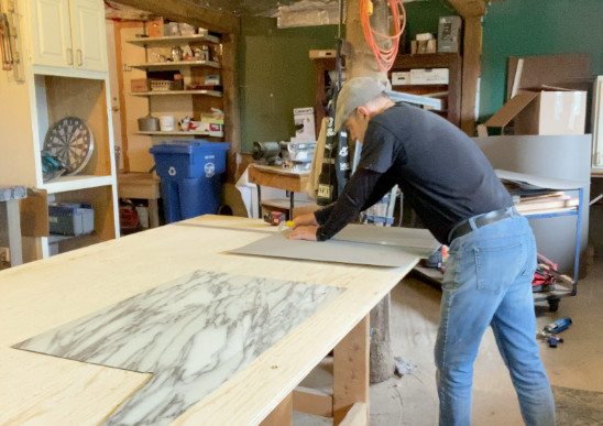 Bien important de couper l’Arborite avec un couteau à stratifié pour délimiter la forme de notre comptoir couper l'arborite avec un couteau pour les stratifiés